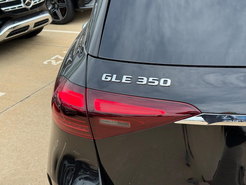 Mercedes-Benz GLE Vehicle Full-screen Gallery Image 4