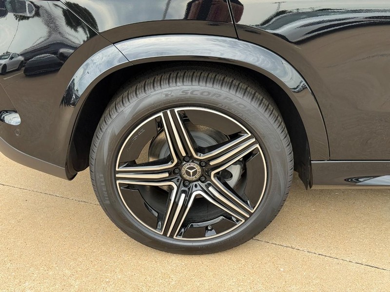 Mercedes-Benz GLE Vehicle Full-screen Gallery Image 6