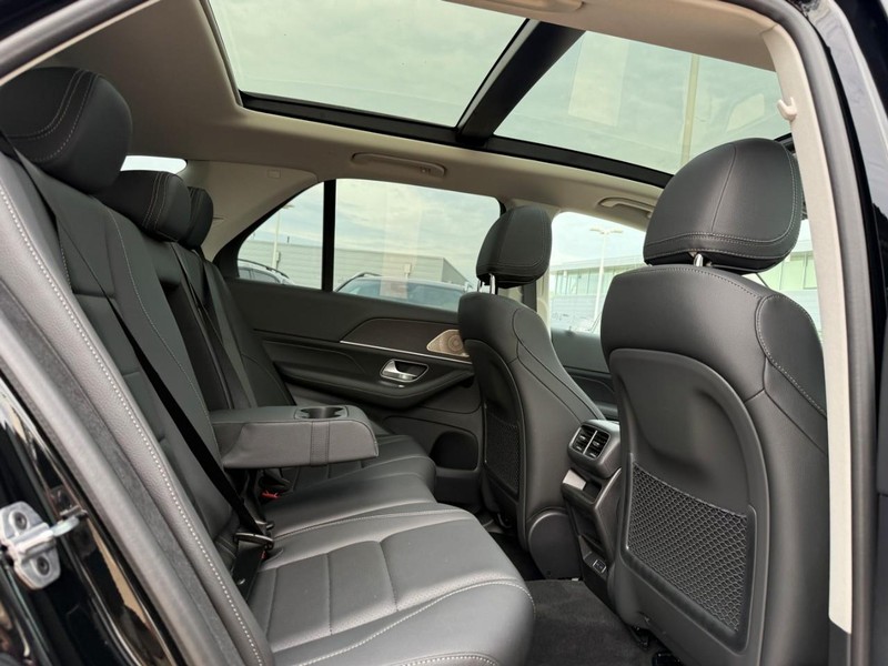 Mercedes-Benz GLE Vehicle Full-screen Gallery Image 8
