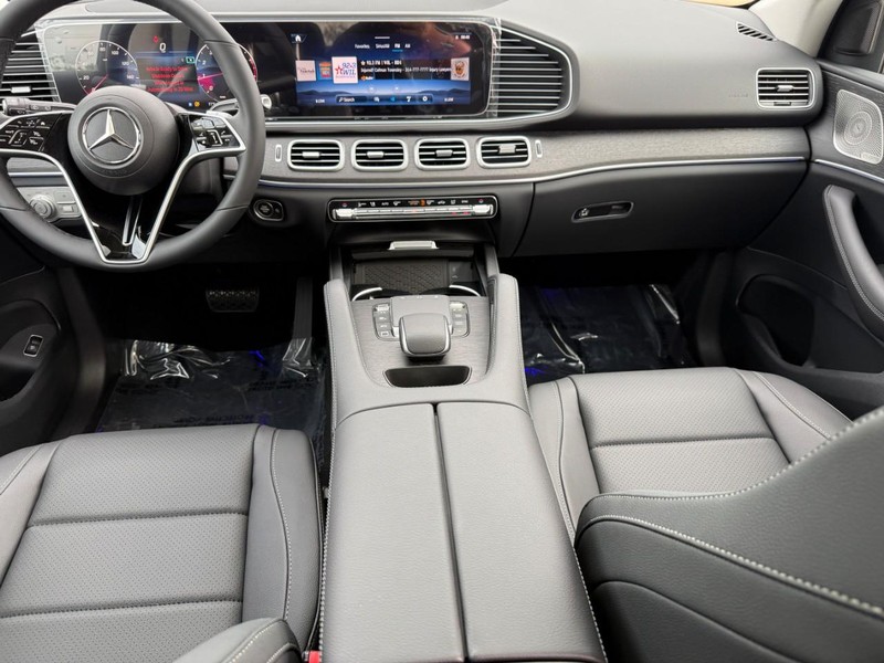 Mercedes-Benz GLE Vehicle Full-screen Gallery Image 9