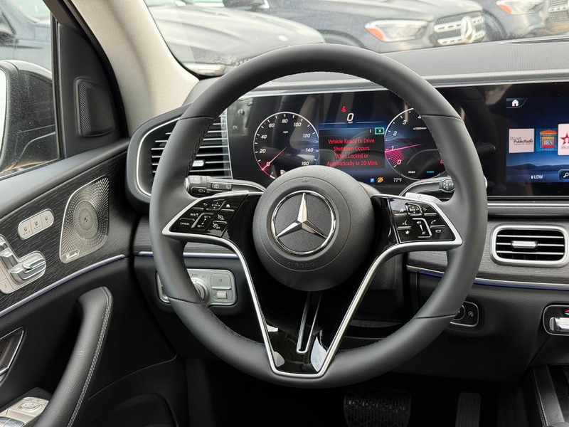 Mercedes-Benz GLE Vehicle Full-screen Gallery Image 10