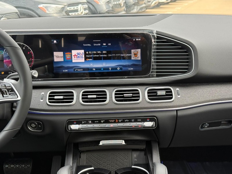 Mercedes-Benz GLE Vehicle Full-screen Gallery Image 11