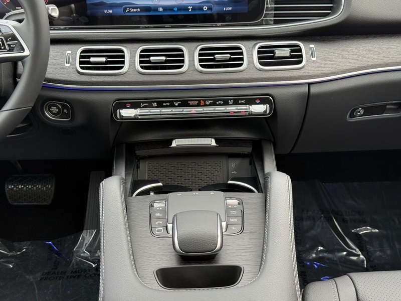 Mercedes-Benz GLE Vehicle Full-screen Gallery Image 12