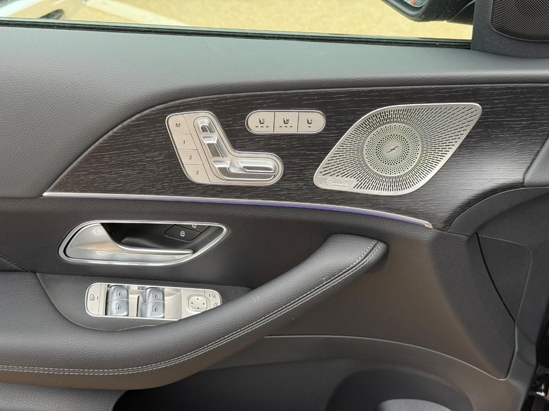 Mercedes-Benz GLE Vehicle Full-screen Gallery Image 13