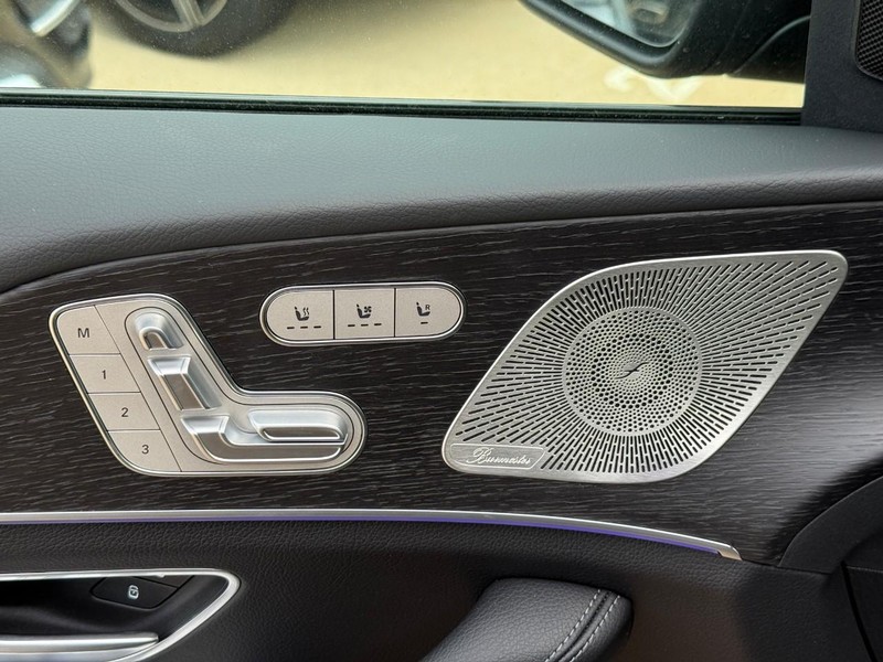 Mercedes-Benz GLE Vehicle Full-screen Gallery Image 14