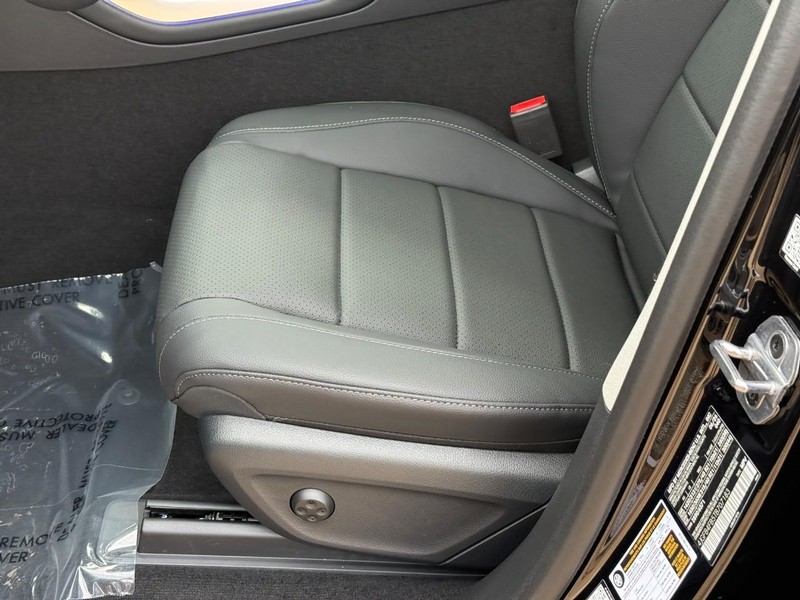 Mercedes-Benz GLE Vehicle Full-screen Gallery Image 15