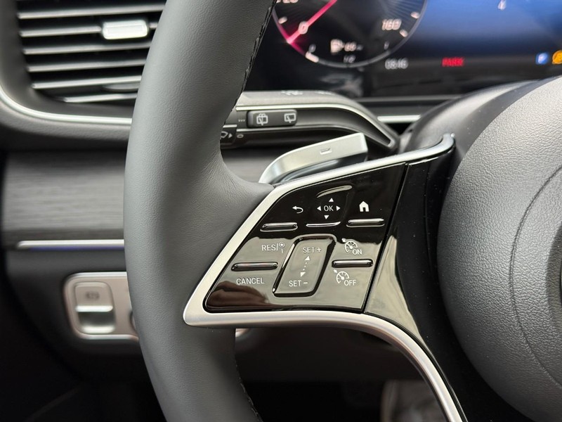 Mercedes-Benz GLE Vehicle Full-screen Gallery Image 16