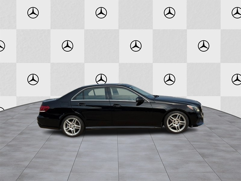 Mercedes-Benz E-Class Vehicle Full-screen Gallery Image 02