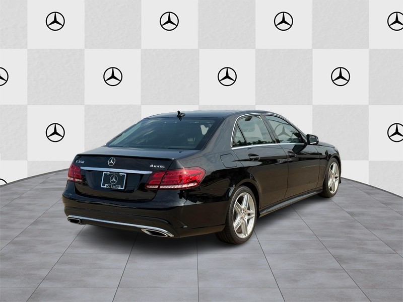Mercedes-Benz E-Class Vehicle Full-screen Gallery Image 03