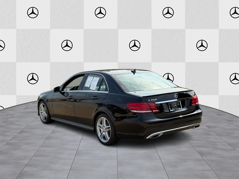 Mercedes-Benz E-Class Vehicle Full-screen Gallery Image 04