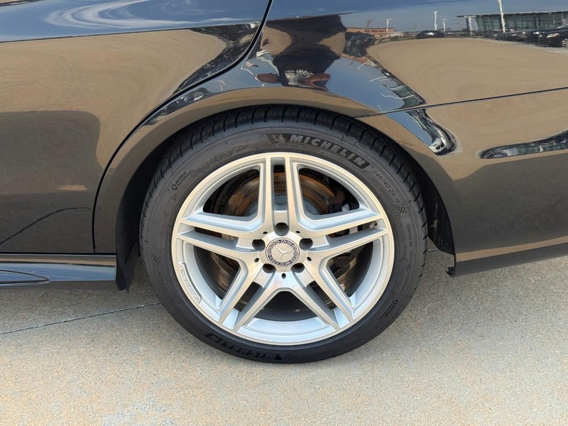 Mercedes-Benz E-Class Vehicle Full-screen Gallery Image 05