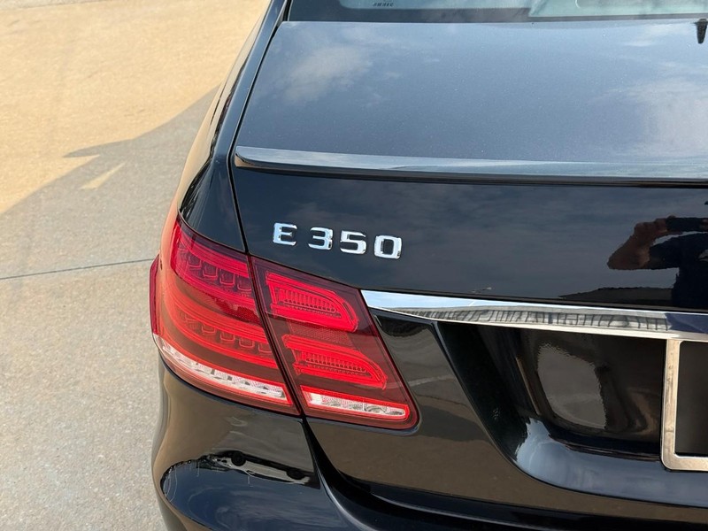 Mercedes-Benz E-Class Vehicle Full-screen Gallery Image 06