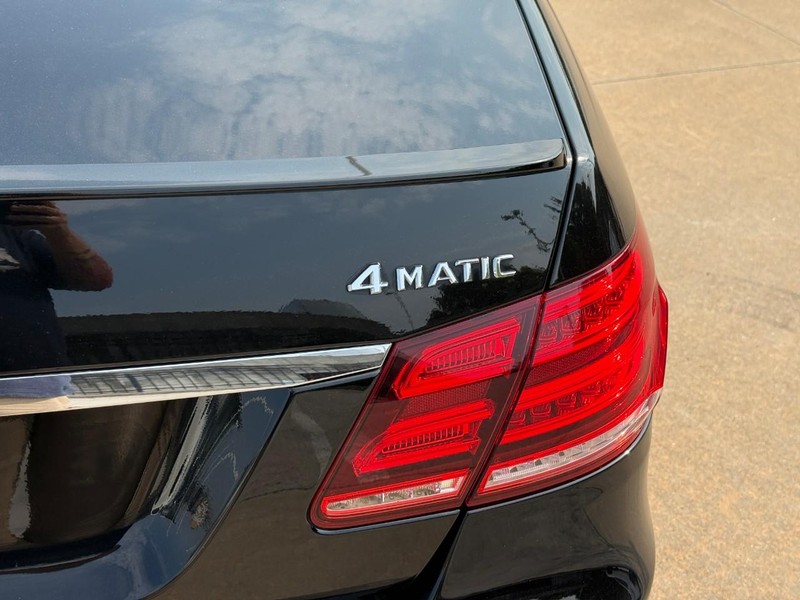 Mercedes-Benz E-Class Vehicle Full-screen Gallery Image 07