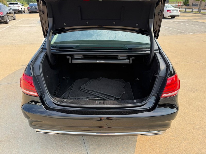 Mercedes-Benz E-Class Vehicle Full-screen Gallery Image 08