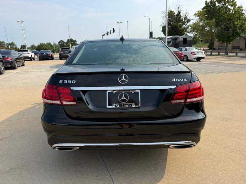 Mercedes-Benz E-Class Vehicle Full-screen Gallery Image 09
