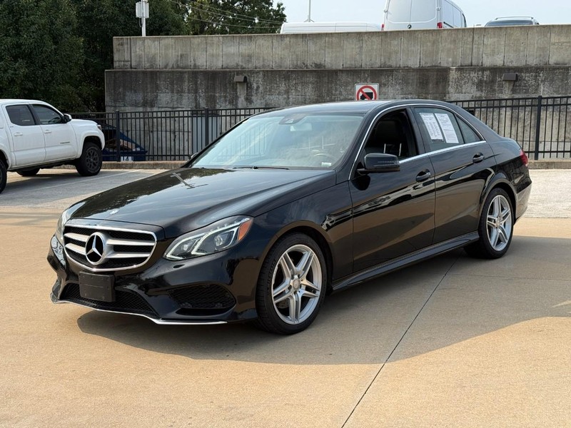 Mercedes-Benz E-Class Vehicle Full-screen Gallery Image 10