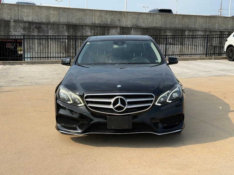 Mercedes-Benz E-Class Vehicle Full-screen Gallery Image 11