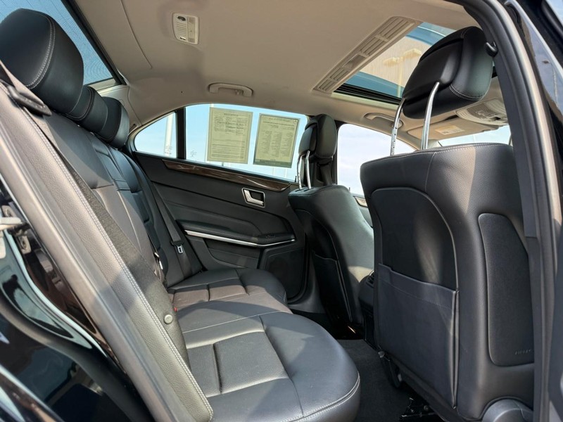 Mercedes-Benz E-Class Vehicle Full-screen Gallery Image 12