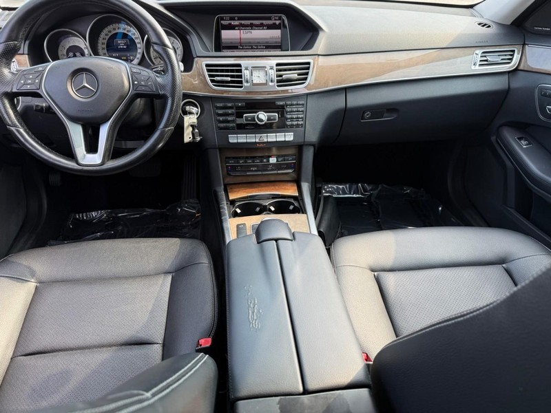 Mercedes-Benz E-Class Vehicle Full-screen Gallery Image 13