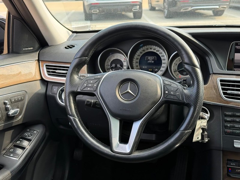 Mercedes-Benz E-Class Vehicle Full-screen Gallery Image 14