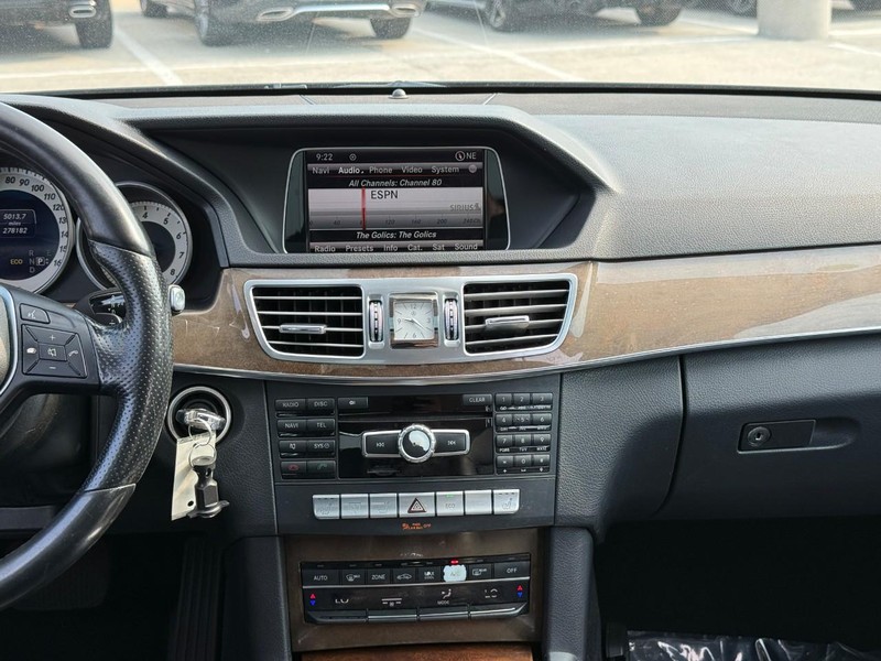 Mercedes-Benz E-Class Vehicle Full-screen Gallery Image 15