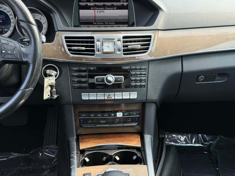 Mercedes-Benz E-Class Vehicle Full-screen Gallery Image 16