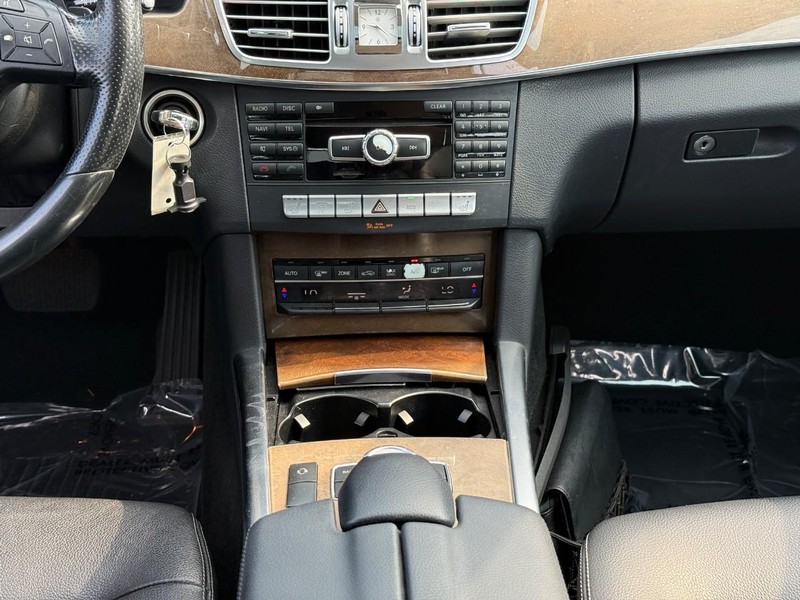 Mercedes-Benz E-Class Vehicle Full-screen Gallery Image 17