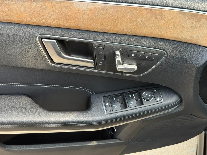 Mercedes-Benz E-Class Vehicle Full-screen Gallery Image 18