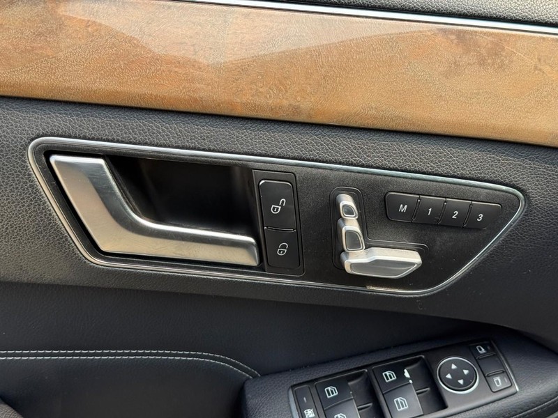 Mercedes-Benz E-Class Vehicle Full-screen Gallery Image 19