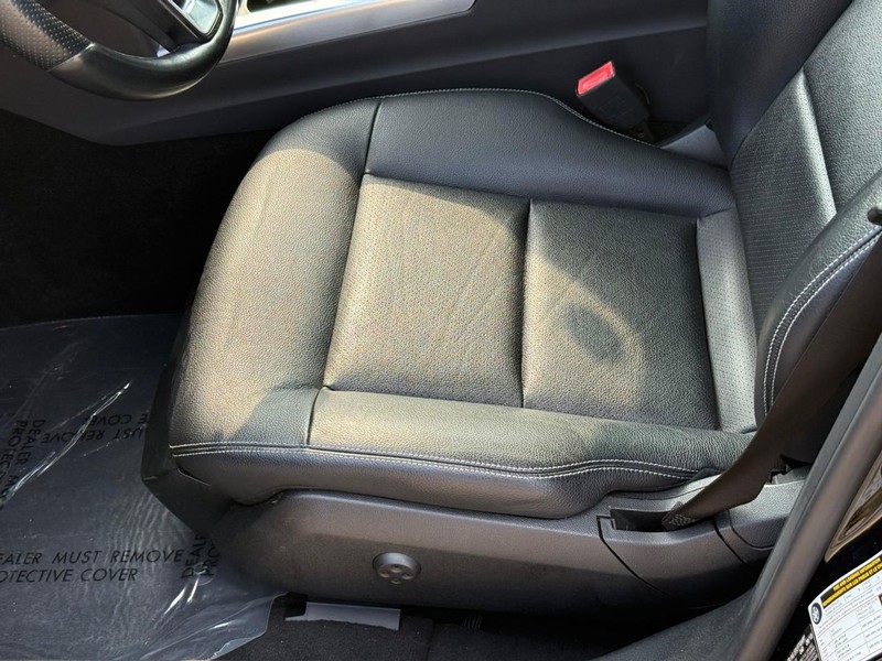 Mercedes-Benz E-Class Vehicle Full-screen Gallery Image 20