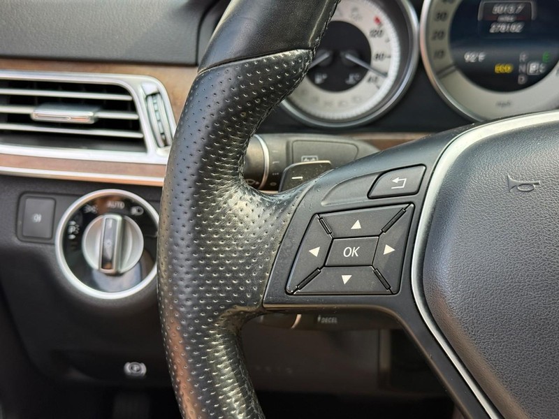 Mercedes-Benz E-Class Vehicle Full-screen Gallery Image 21