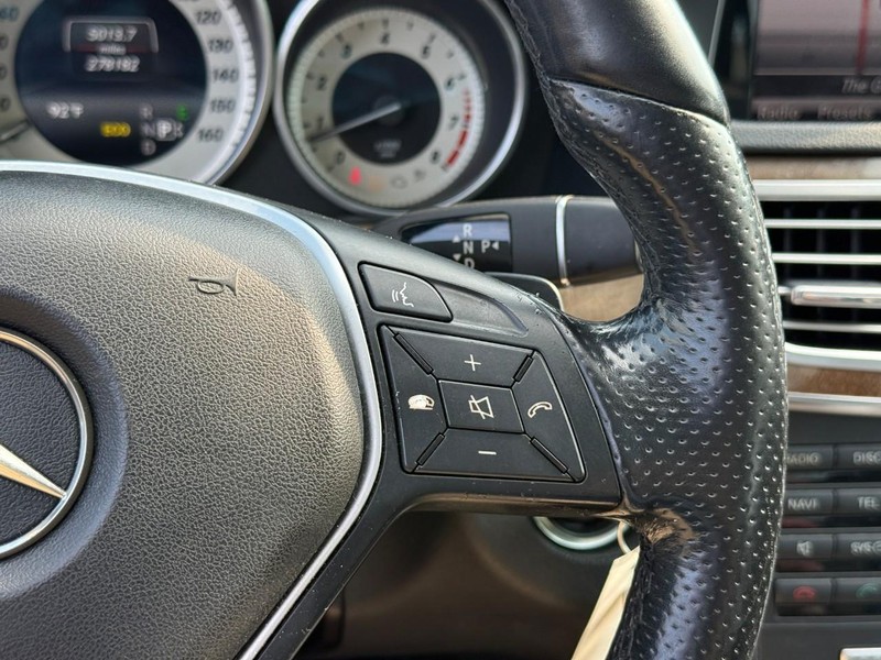 Mercedes-Benz E-Class Vehicle Full-screen Gallery Image 22