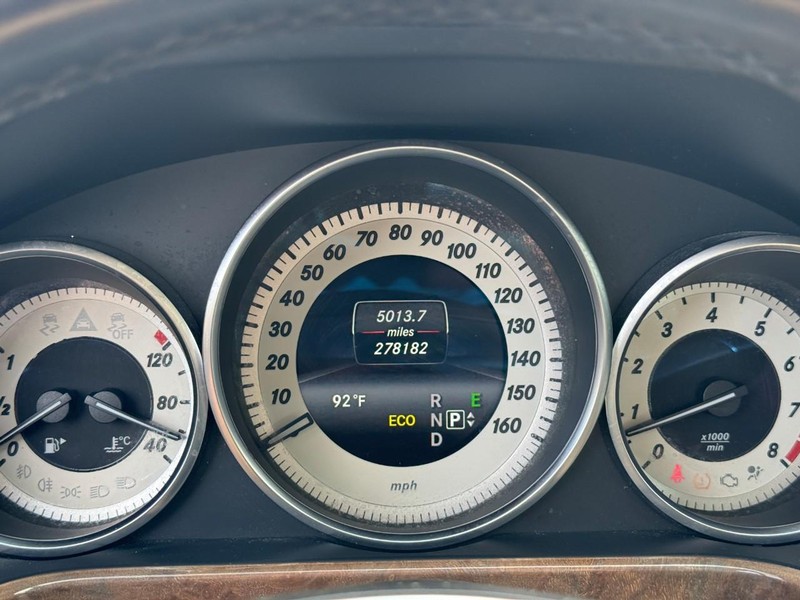 Mercedes-Benz E-Class Vehicle Full-screen Gallery Image 23