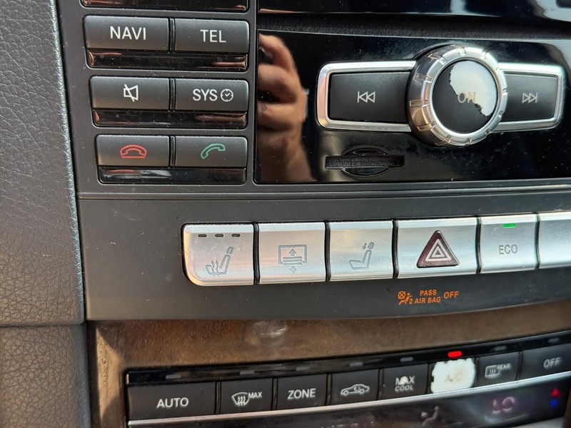 Mercedes-Benz E-Class Vehicle Full-screen Gallery Image 24