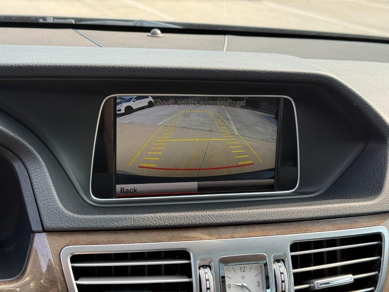 Mercedes-Benz E-Class Vehicle Full-screen Gallery Image 25