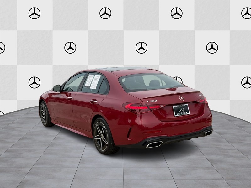 Mercedes-Benz C-Class Vehicle Full-screen Gallery Image 4