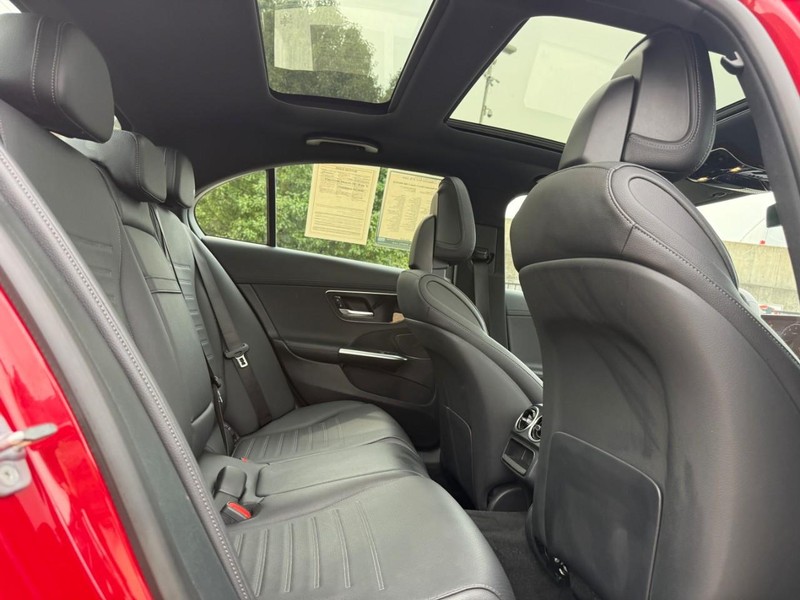 Mercedes-Benz C-Class Vehicle Full-screen Gallery Image 12