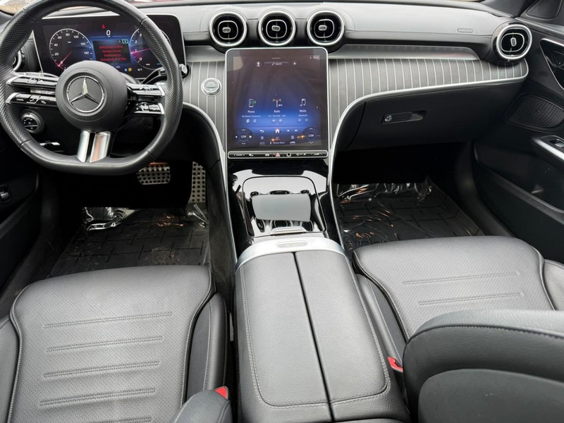 Mercedes-Benz C-Class Vehicle Full-screen Gallery Image 13