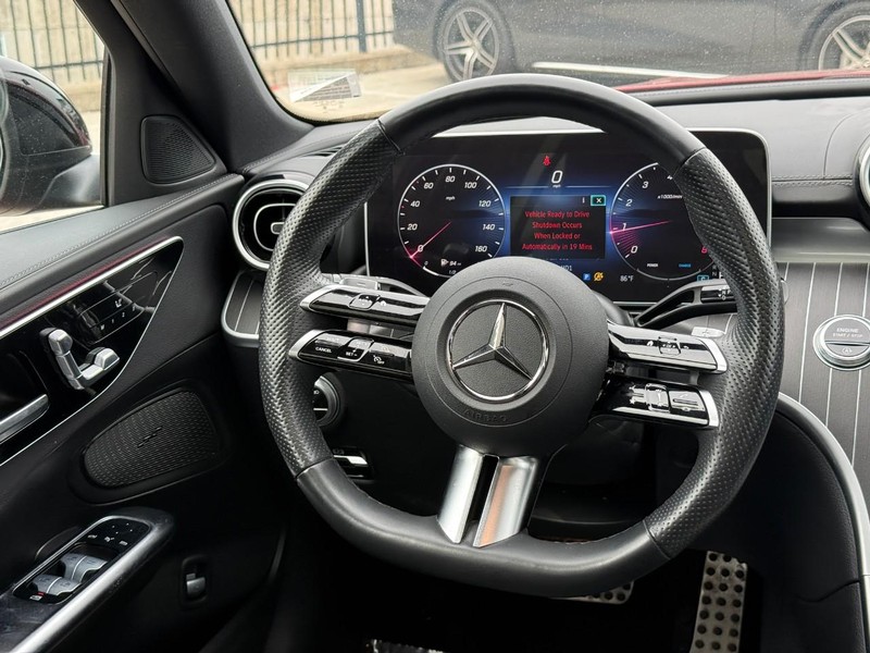Mercedes-Benz C-Class Vehicle Full-screen Gallery Image 14