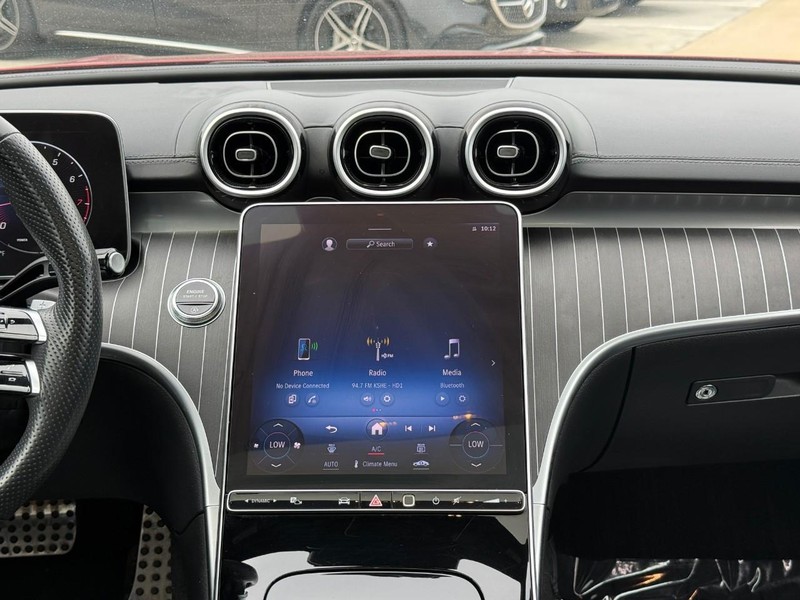 Mercedes-Benz C-Class Vehicle Full-screen Gallery Image 15
