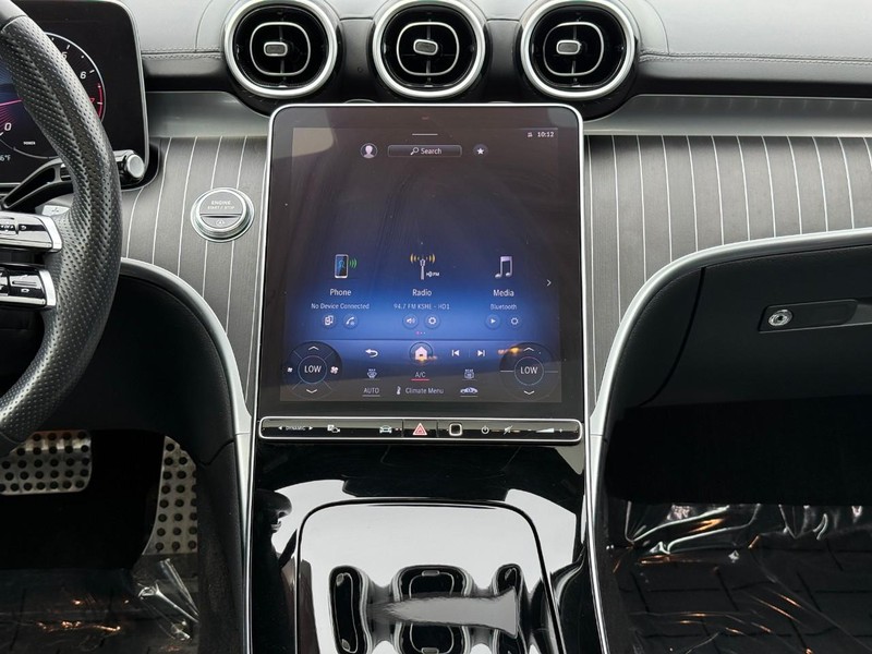 Mercedes-Benz C-Class Vehicle Full-screen Gallery Image 16