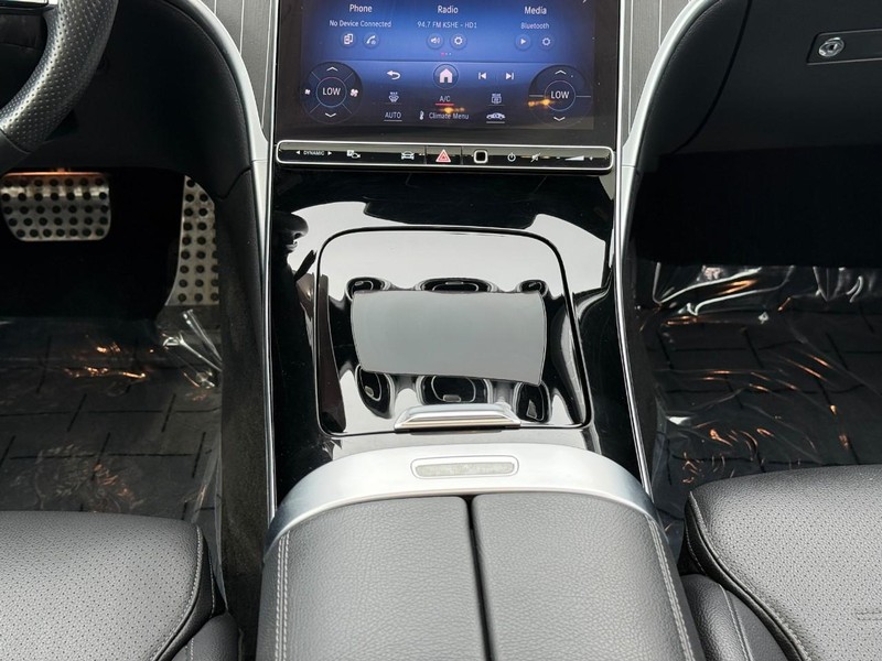 Mercedes-Benz C-Class Vehicle Full-screen Gallery Image 17