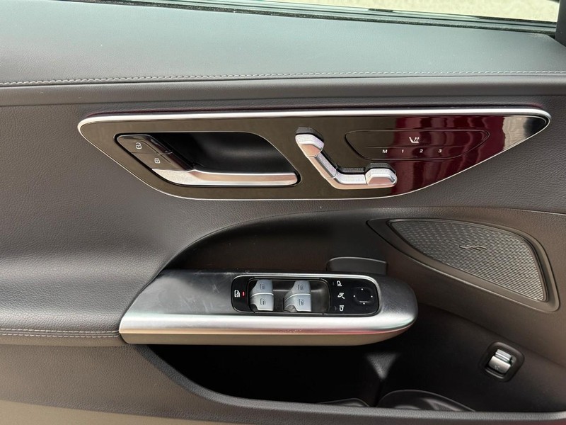Mercedes-Benz C-Class Vehicle Full-screen Gallery Image 18