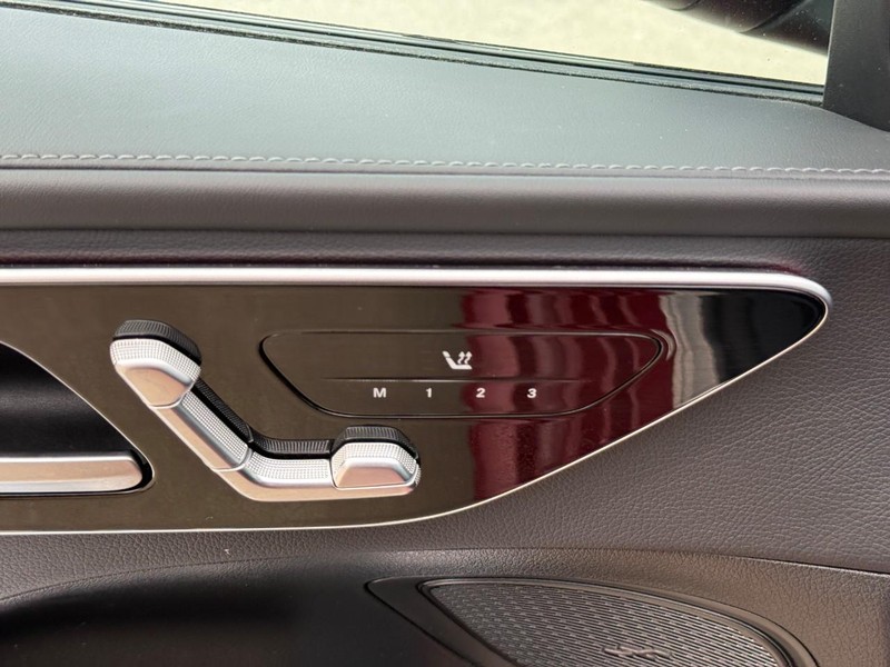 Mercedes-Benz C-Class Vehicle Full-screen Gallery Image 19