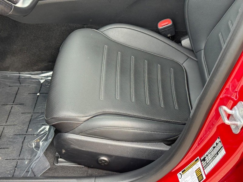 Mercedes-Benz C-Class Vehicle Full-screen Gallery Image 20