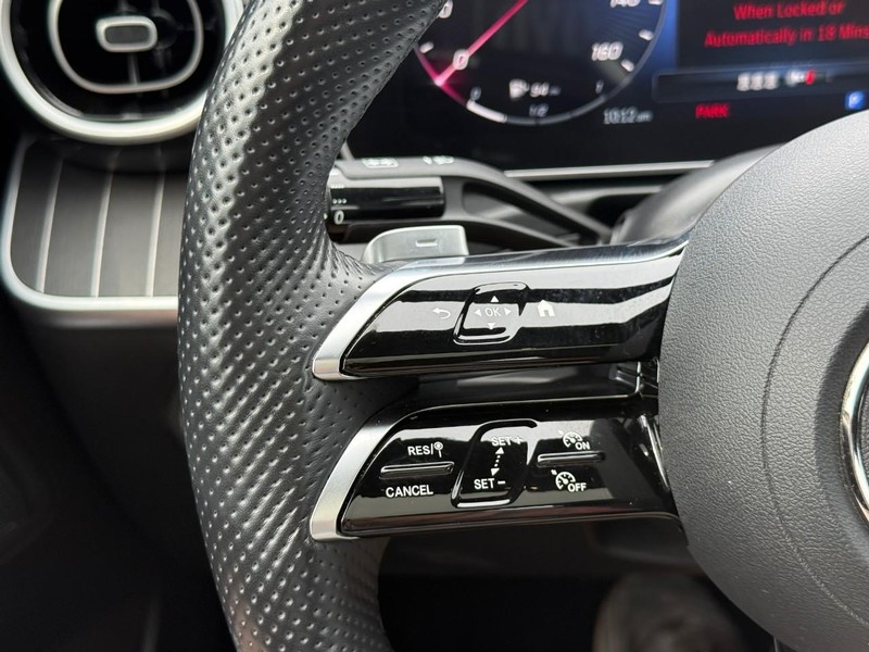 Mercedes-Benz C-Class Vehicle Full-screen Gallery Image 21