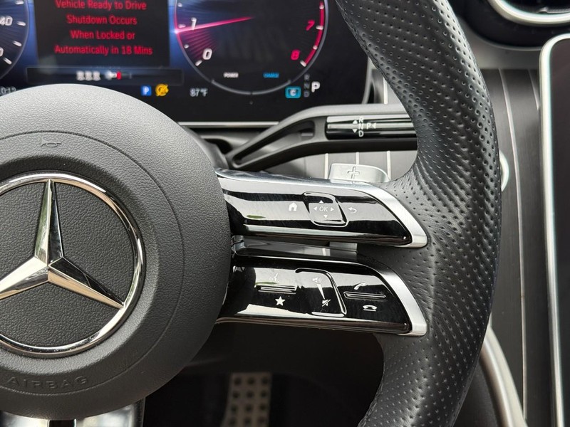 Mercedes-Benz C-Class Vehicle Full-screen Gallery Image 22