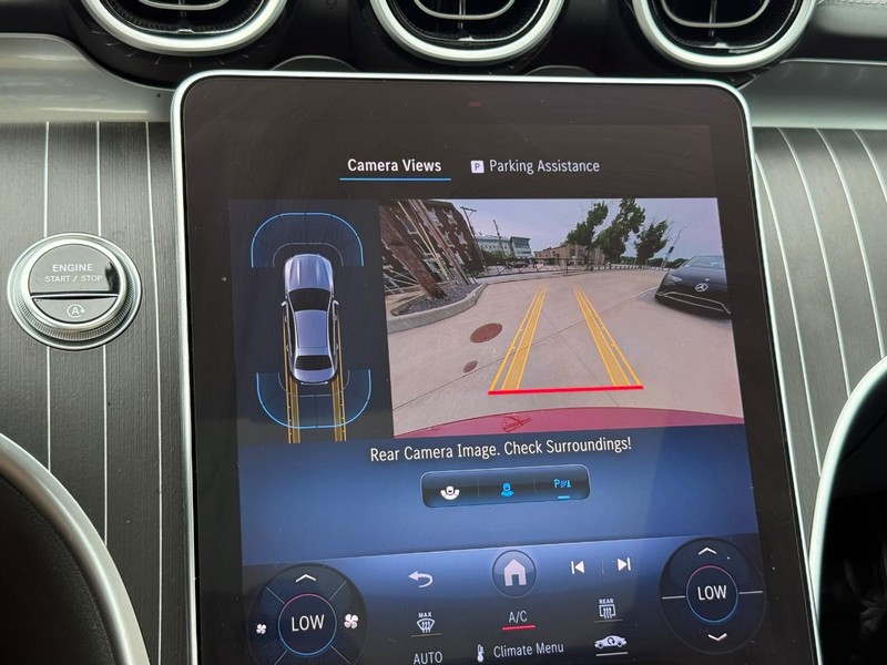 Mercedes-Benz C-Class Vehicle Full-screen Gallery Image 23