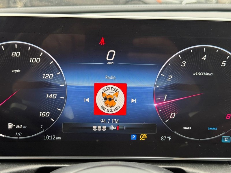Mercedes-Benz C-Class Vehicle Full-screen Gallery Image 24