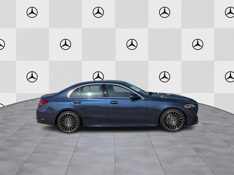 Mercedes-Benz C-Class Vehicle Full-screen Gallery Image 2